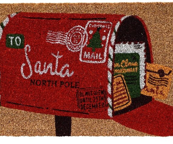 Χριστουγεννιάτικο χαλάκι εισόδου γραμματοκιβώτιο Βόρειου Πόλου με γράμματα μέσα. Το γραμματοκιβώτιο είναι κόκκινο. Διατίθεται και σε σχέδιο γράμματος. 60 x 40 x 1.5cm