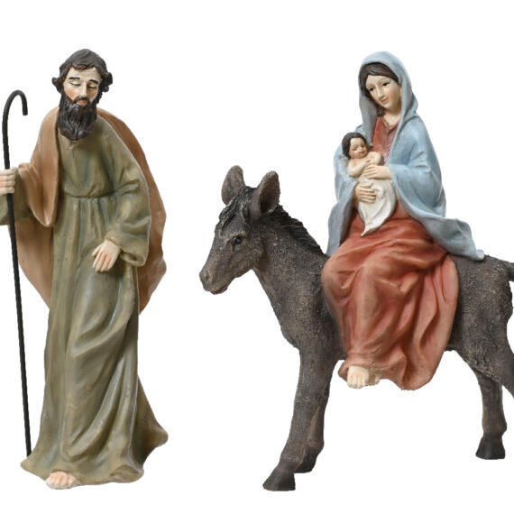 Η Παναγία με τον Χριστούλη στα χέρια καθισμένη πάνω σε ένα γαιδουράκι και ο Ιωσηφ με την μαγκούρα του. Η Αγία Οικογένεια είναι φτιαγμένη από συνθετική ρητίνη (πολυρεζίν) 15,5 x 7,5 x 18,5cm.