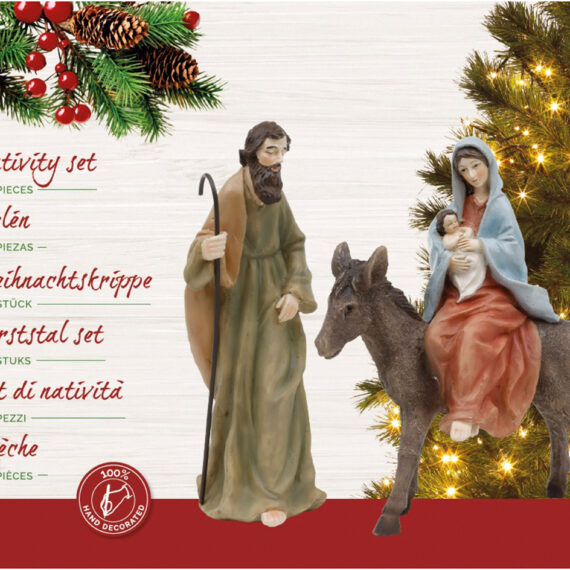 Η Παναγία με τον Χριστούλη στα χέρια καθισμένη πάνω σε ένα γαιδουράκι και ο Ιωσηφ με την μαγκούρα του. Η Αγία Οικογένεια είναι φτιαγμένη από συνθετική ρητίνη (πολυρεζίν) 15,5 x 7,5 x 18,5cm.