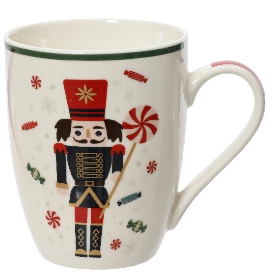 Χριστουγεννιάτικη κούπα καρυοθραύστης με γλειφιτζούρι. Ο καρυοθραύστης φοράει μαύρη-κόκκινη στολή και κρατάειένα κόκκινο λευκό γλειφιτζούρι. Πίσω του αιωρούνται πολυχρωμες καραμέλες. Η βάση της κούπας είναι λευκή. Διατίθεται και με καρυθραύστη με σημαιούλα 8,5 x 8,2 x 10,5cm