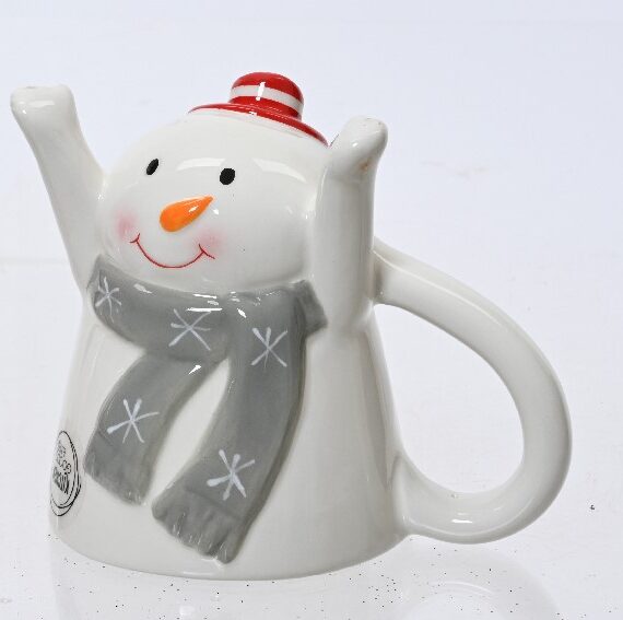 Χριστουγεννιάτικη κούπα χιονάνθρωπος με τα χέρια σηκωμένα ψηλά σε λευκές αποχρώσεις. Η κούπα είναι ανάποδη όταν την χρησιμοποιεις δηλαδή το σχέδιο είναι ανάποδα.Φοράει γκρι κασκόλ. Είναι διαθέσιμη και με Άγιο Βασίλη 15,5 x 10 x 12cm