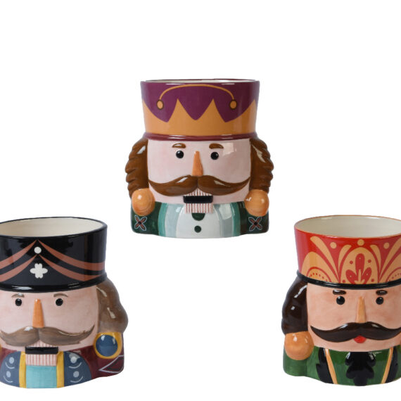 τρία διαφορετικά κασπώ καρυοθραύστες