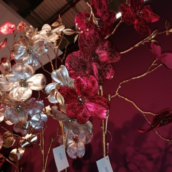 Χριστουγεννιάτικο κλαδί με κόκκινα άνθη και χρυσούς στήμονες.  Ένα υπέροχο χριστουγεννιάτικοκλαδί για να στολίσετε τα βάζα σας Πολυεστέρα 24 x 3 x 90cm.