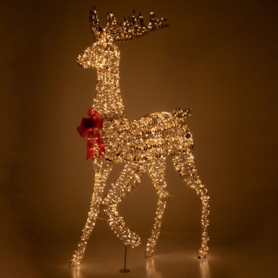 Εντυπωσιακός φωτιζόμενος χρυσός τάρανδος με 1.440 LED σε ζεστό λευκό φως και διαστάσεις 90x27x180 εκ. Η χρυσή απόχρωση και η κόκκινη κορδέλα του προσθέτουν κομψότητα και λάμψη, ενώ ο φωτισμός του δημιουργεί μαγική, χριστουγεννιάτικη ατμόσφαιρα. Ιδανικό διακοσμητικό για κήπο, βιτρίνα ή είσοδο σπιτιού.